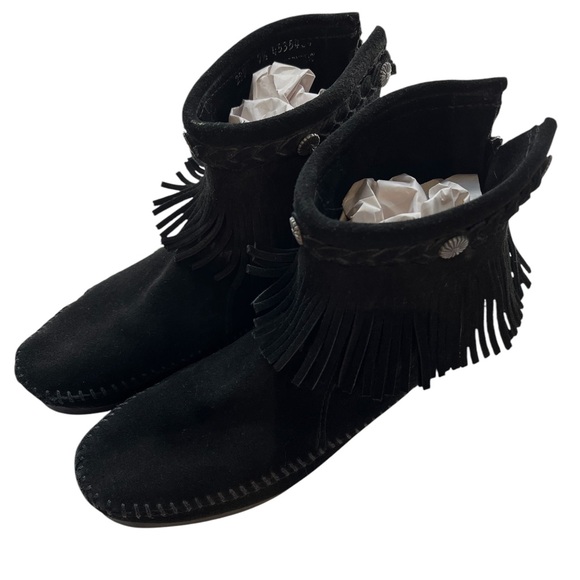 Minnetonka Black Fringe,Suede,Short Ankle Boots,Studded,soft sole boots,7 1/2 - Picture 2 of 9